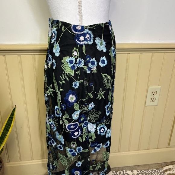 BCBGeneration Pencil Skirt Embroidered Blue Floral Sheer Lined Womens Sz 4 NWT - Picture 3 of 10